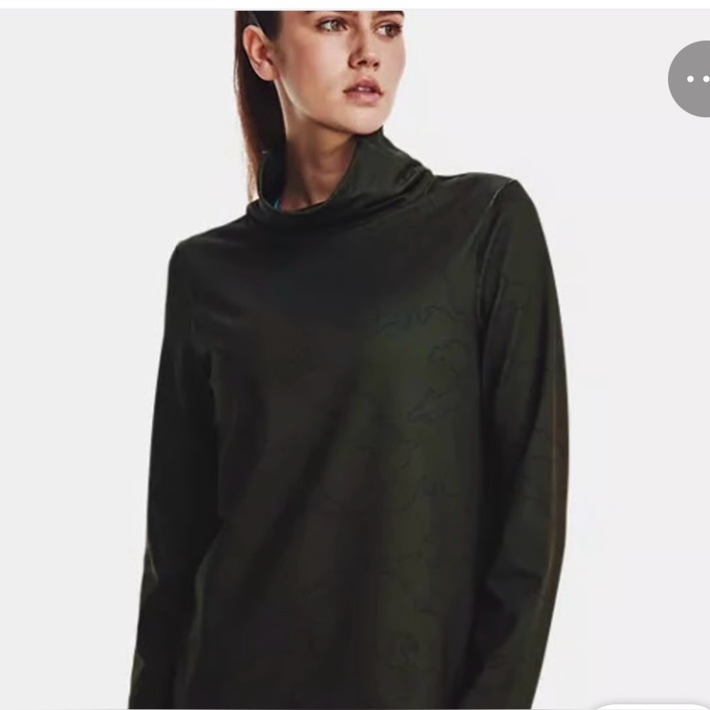 Under Armour Woman’s Cold Weather Funnel Neck Pullover - Size Medium
